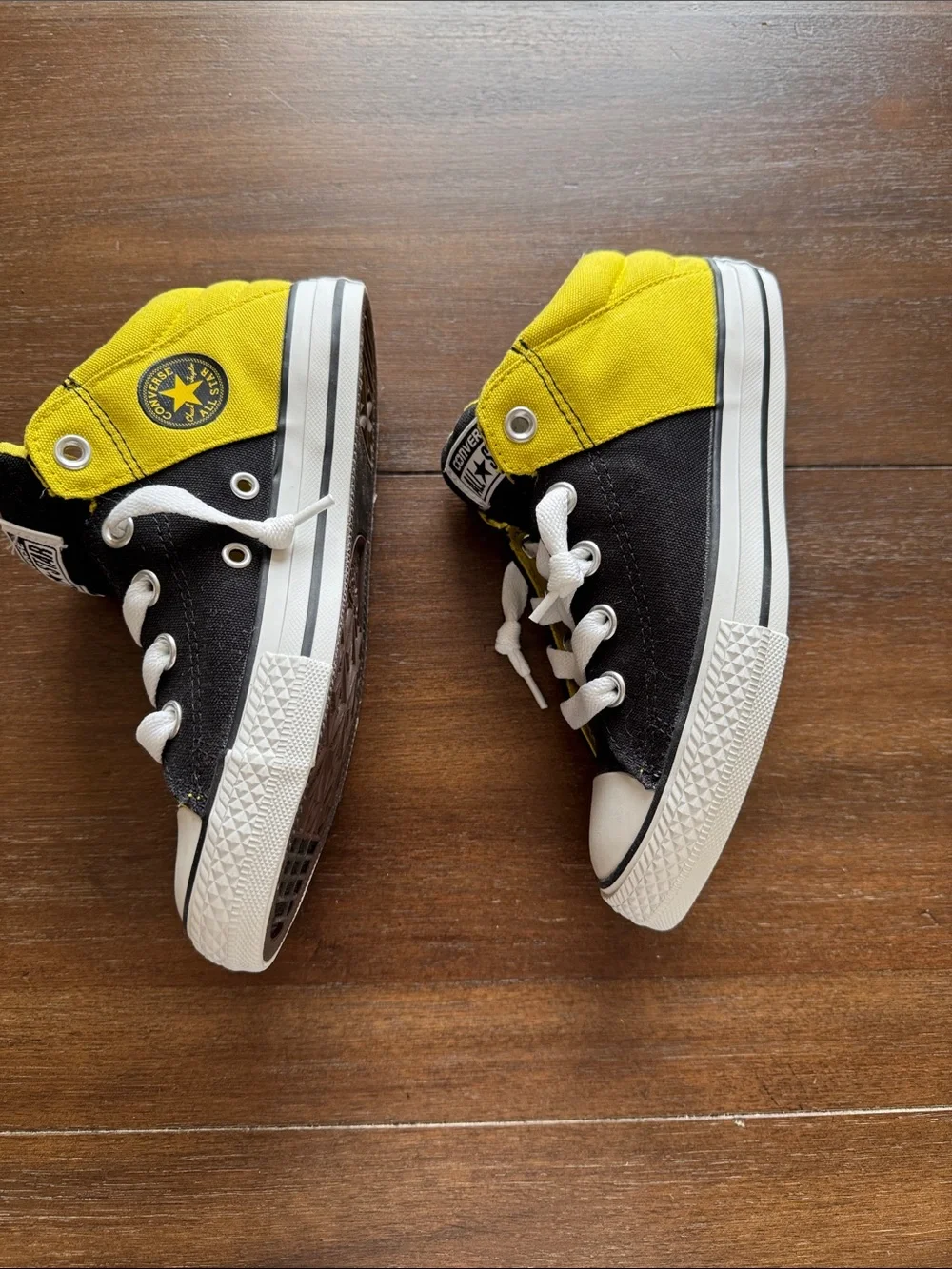 New size 2 Converse Chuck Taylor Converse All Star Axel mid-top sneaker